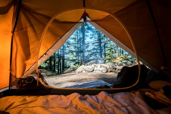 Quels sont les meilleurs conseils pour camper en région montagneuse en hiver?